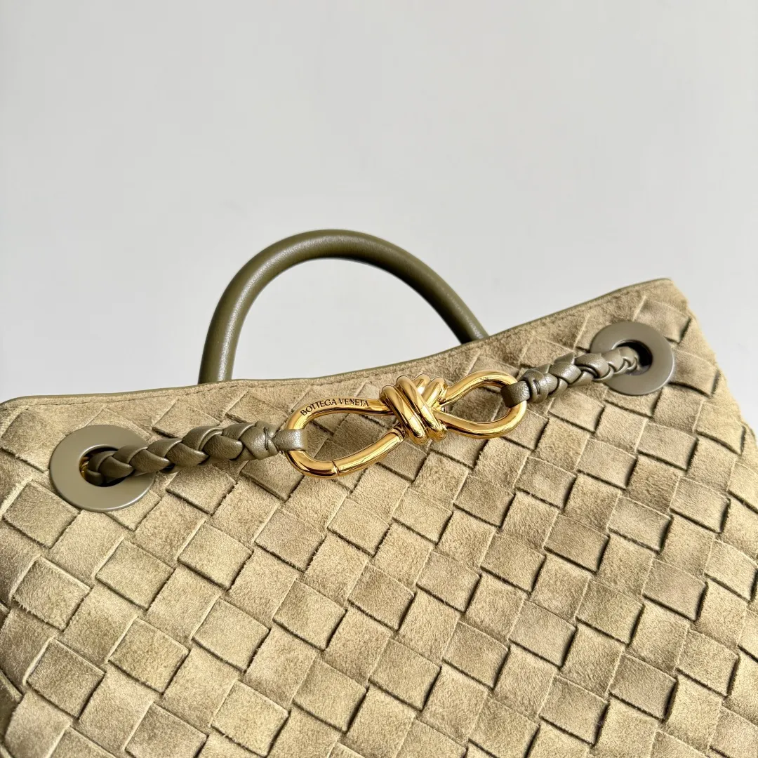 The 2023 new Andiamo batch of 1960 BV has been shipped‼ ️Really popular🔥The new Andiamo woven handbag launched by Bottega Veneta this season is really popular all over the world! ! Celebrities at home and abroad have worn it, and Oscar-winning actress Michelle Yeoh has taken it out on the street. Song Jia, Trai Yara, Yu Feihong, Sanji Ayaka, Rosie Hunting-Whiteley, Yoshioka Riho, etc. have all picked up this bag. It is classic and versatile, showing off its temperament, and the bag capacity is also large, which is very convenient for daily commuting! ! A variety of carrying methods, the shoulder straps can be adjusted by yourself, the original lambskin feels soft and delicate, and the neutral style is created to break gender boundaries and bring a more practical and longer-lasting use experience. Andiamo, which has both elegant and casual styles, perfectly interprets the true appearance of "fashionable old money style". Style number: 743568 (suede) Size: 25*22*10.5cm